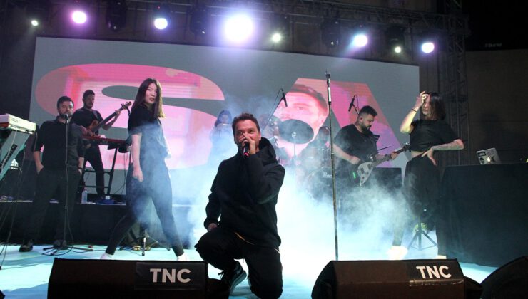 Ünlü şarkıcı Sinan Akçıl Manisa’da konser verdi