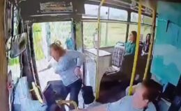 Adana’da bir yolcu, kapısı açık otobüsten aşağı düştü