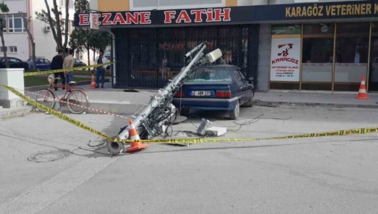 Rüzgardan kopan baz istasyonu direği 5. kattan otomobilin üzerine düştü