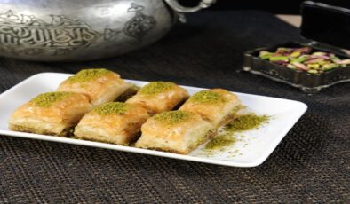 Fıstıklı Cevizli Tepsi Baklavalar Sahiplerini Bekliyor