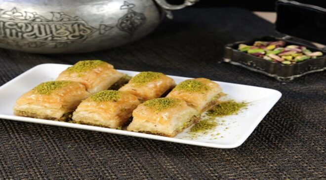 Fıstıklı Cevizli Tepsi Baklavalar Sahiplerini Bekliyor