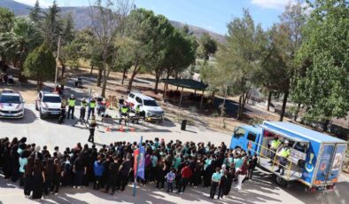 Akhisar’da öğrencilere trafik eğitimi verildi