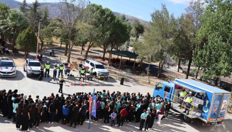 Akhisar’da öğrencilere trafik eğitimi verildi