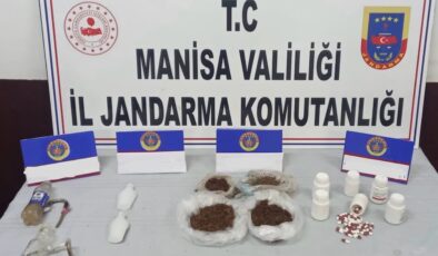 Evinde 1 kilo uyuşturucu ve yüzlerce hapla yakalandı