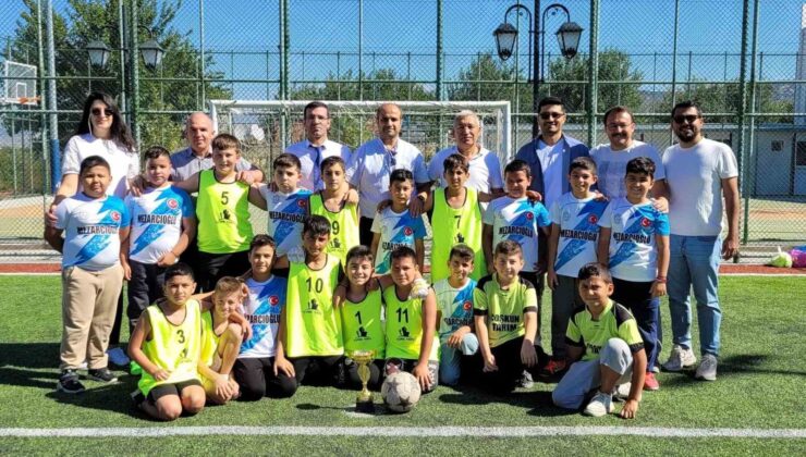 Minik sporculardan dostluk rüzgarı