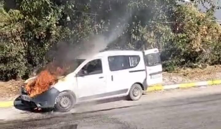 Seyir halindeki kamyonet alev alev yandı