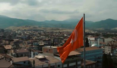 Alaşehir’de 7’den 70’e cumhuriyet sevgisi