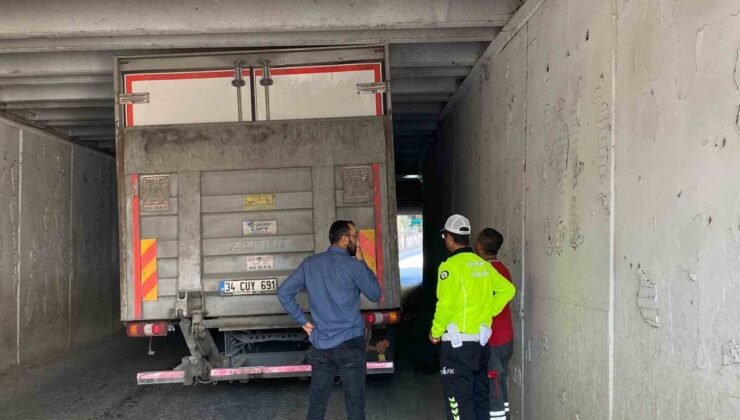 Alt geçitte sıkışan kamyonun yardımına ekipler yetişti