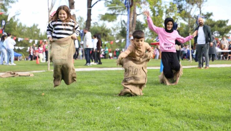 Çocuklar cumhuriyet etkinliğinde gönüllerince eğlendi