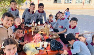 Minik ellerden sokak hayvanlarına sevgi dolu yiyecekler