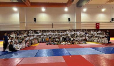 Salihli’de 250 judocu kemer sınavında ter döktü