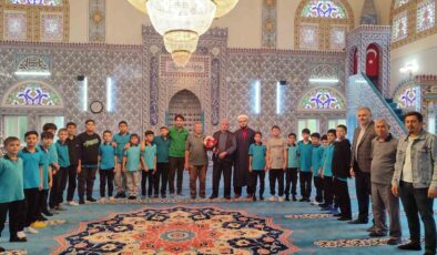 Sarıgöl’de öğrencilerden din görevlilerine çiçekli teşekkür