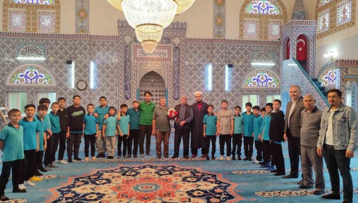 Sarıgöl’de öğrencilerden din görevlilerine çiçekli teşekkür