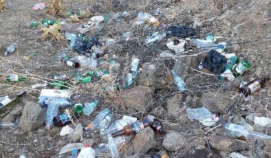 Sarıgöllü çiftçilerden zeytinliğe atılan alkol şişelerine tepki