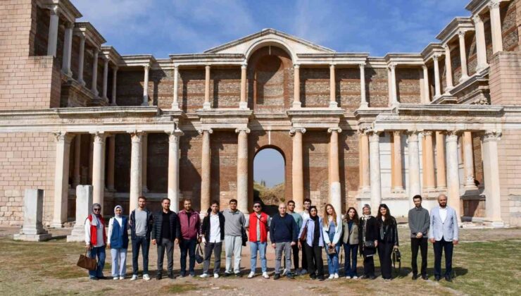 Yeni üniversiteliler Salihli’yi keşfetti