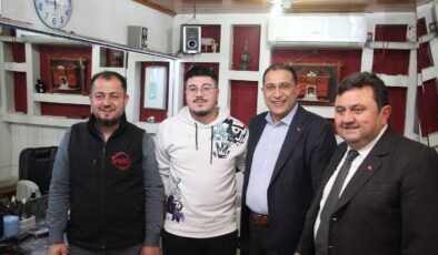 AK Parti’li başkanlardan Kula’da esnaf ve ev ziyaretleri