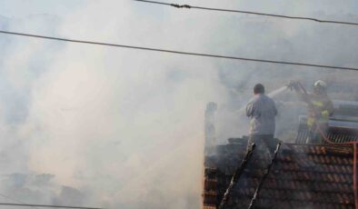 Demirci’de çıkan yangında bir ev kullanılamaz hale geldi