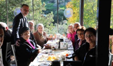 Eğitimci başkan emekli öğretmenleri konuk etti