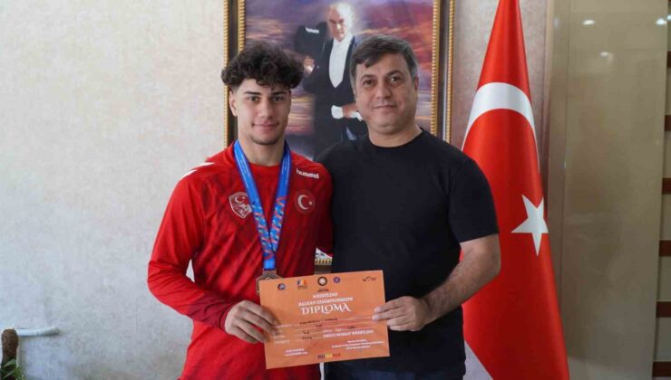 İl Müdürü Yunus Öztürk’ten milli güreşçiye tebrik