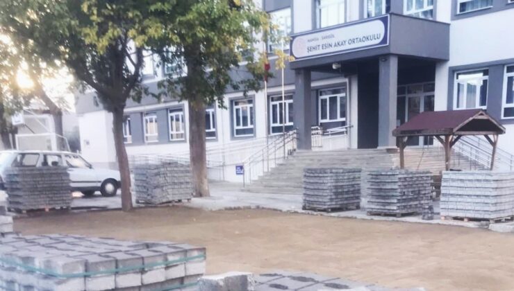 Okul bahçesine parke döşenmeye başladı