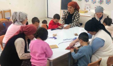 Çocuklar anneleriyle birlikte geleneksel kilim dokumayı öğrendi