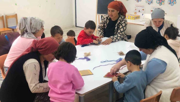 Çocuklar anneleriyle birlikte geleneksel kilim dokumayı öğrendi