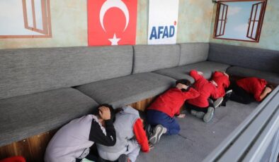 Deprem anı gerçekçi bir ortamda canlandırıldı