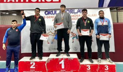 Genç güreşçiler Manisa’da mindere çıktı