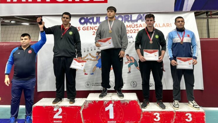 Genç güreşçiler Manisa’da mindere çıktı