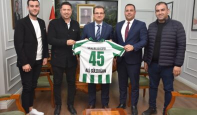 Kaymakam Güldoğan’a forma hediye ettiler