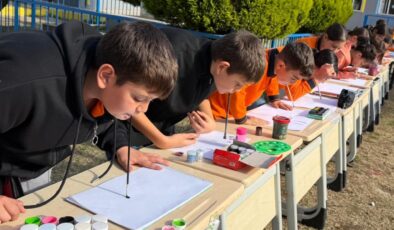 Öğrenciler empati yaparak ellerini kullanmadan resim yaptı