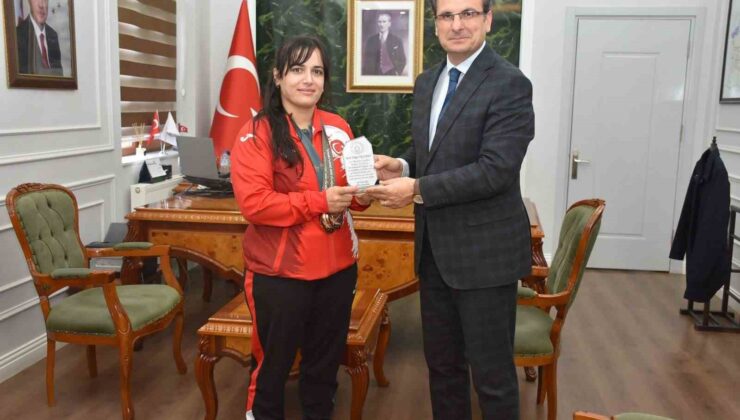 Olimpiyat madalyalı judocuya Kaymakam Güldoğan’dan plaket