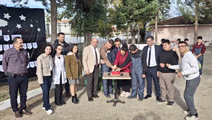 Özel öğrenciler protokol üyeleriyle birlikte hasat yapıp pasta kesti