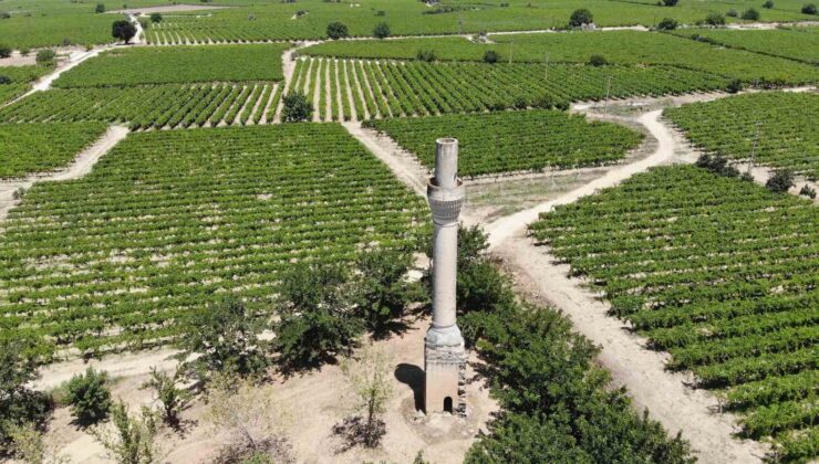 Sarıgöl’ün simgesi ’Kırık Minare’ zamana direniyor