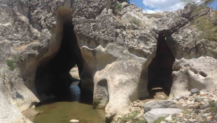 Selendi’de antik “Delikli Bent” keşfedilmeyi bekliyor