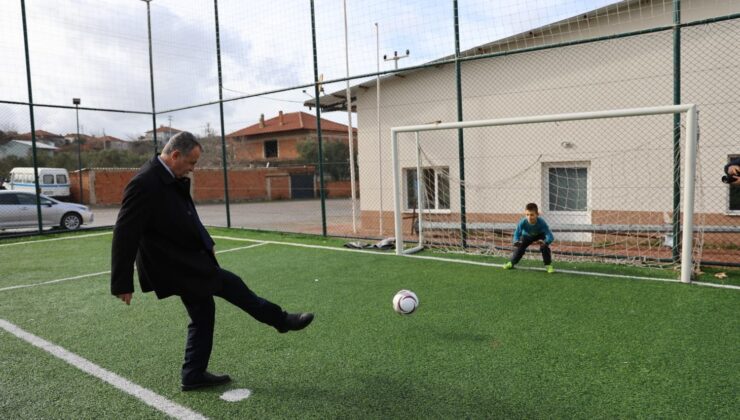 Başkan Balaban maç yapan çocukların eğlencesine ortak oldu