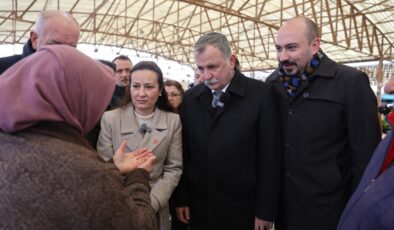 Başkan Balaban ve İl Başkanı Özalper pazar alışverişinde vatandaşlarla buluştu