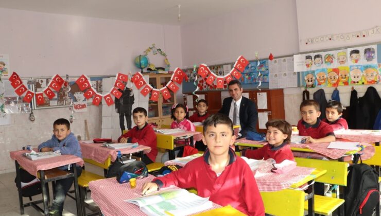 Kaymakam Yıldız, öğrencilerle ders işledi