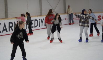 Manisa’da 5 bin öğrenci buz pistinde eğlendi