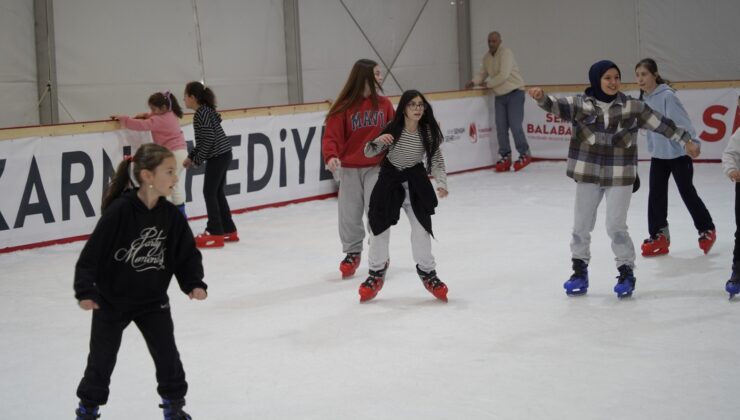 Manisa’da 5 bin öğrenci buz pistinde eğlendi