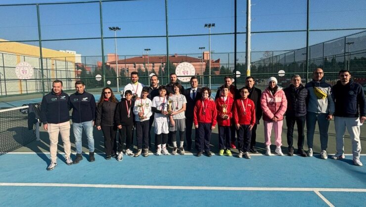 Manisa’da genç sporcular tenis il birinciliği için ter döktü