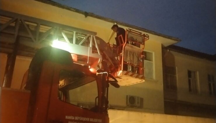 Salihli’de çatıda mahsur kalan kedi kurtarıldı