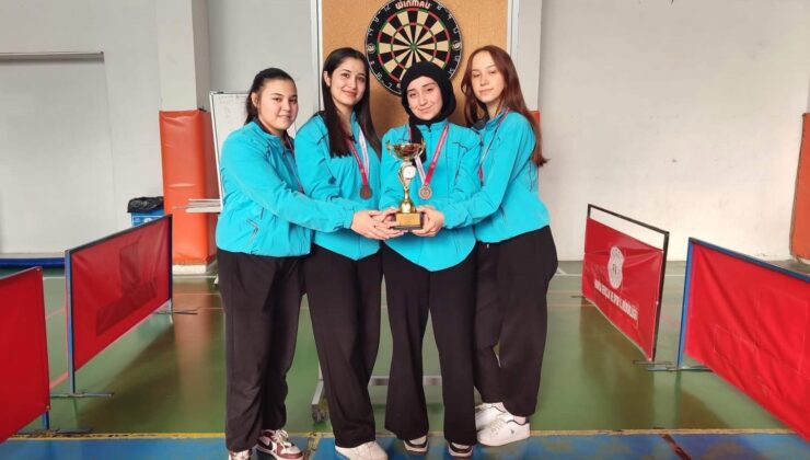 Salihli’nin genç dartçıları il üçüncülüğü sevinci yaşadı