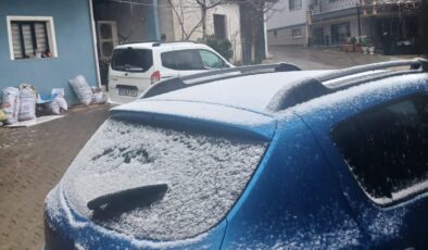 Sarıgöl’ün yüksek kesimlerine kısa süreli kar yağdı