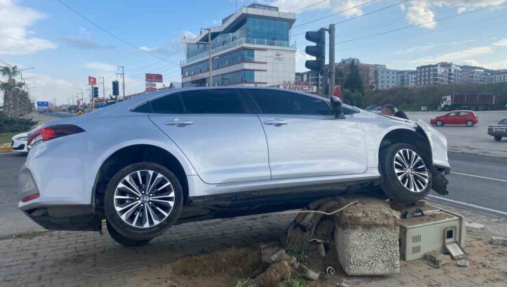 Turgutlu’da otomobil refüje çıktı: 1 yaralı
