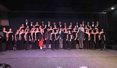 Çok sesli gençlik ve çocuk korosu sanatseverlerle buluştu