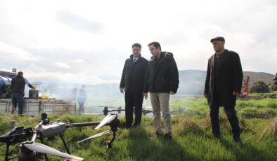 Kaymakam Altuntaş drone ile gübreleme çalışmalarını inceledi