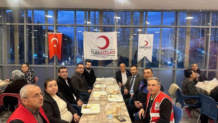 Kaymakam Dalak kurum amirleriyle Kızılay’ın iftarında vatandaşlarla buluştu