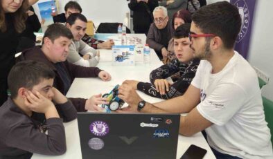 Manisa’da otizmli öğrenciler kendi robotlarını kodladı
