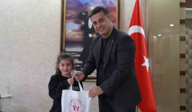 Müdür Öztürk’ten minik satranççı Deniz Erol’a övgü